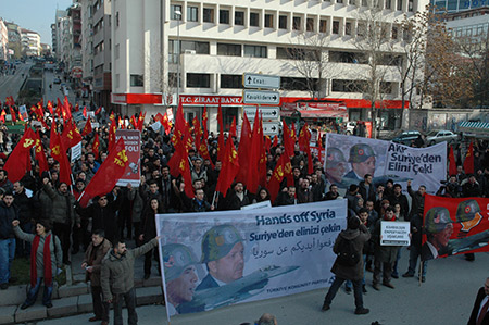 الاتراك يتظاهرون استنكاراً لنصب "الباتريوت" على الحدود مع سوريا 