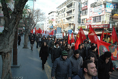 الاتراك يتظاهرون استنكاراً لنصب "الباتريوت" على الحدود مع سوريا 