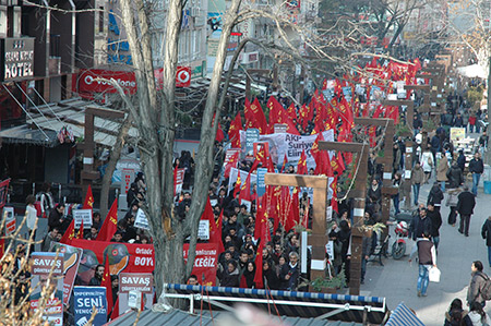 الاتراك يتظاهرون استنكاراً لنصب "الباتريوت" على الحدود مع سوريا 