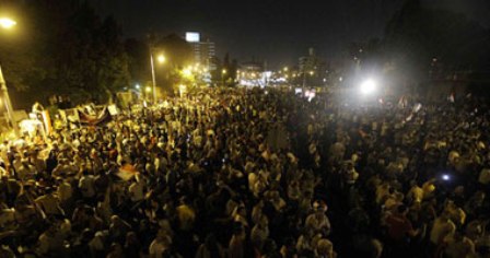 استمرار الاحتجاجات ضد الاعلان الدستوري والمعارضة تدعو الى مليونية "الدم المصري حرام والشرعية للشعب" غداً في ميدان التحرير