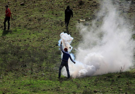 سلطات الإحتلال تقمع مسيرات بالضفة الغربية بالرصاص الحي وتصيب 13 فلسطينياً