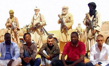 "القاعدة" تتّهم باريس بتعطيل مفاوضات لإطلاق 4 رهائن فرنسيين 