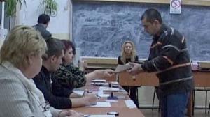 الناخبون الرومانيون يدلون بأصواتهم وسط حذر من اضطرابات داخلية