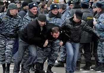 روسيا : مداهمات أمنية ضد معارضين روس وضبط وثائق الكترونية وتمويل لقلب نظام الحكم 