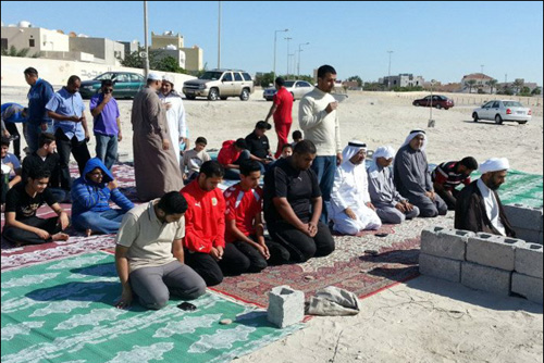البحرينيون يؤدون الصلاة في المساجد المهدمة
