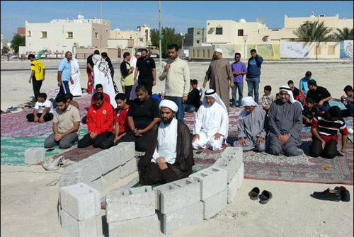 البحرينيون يؤدون الصلاة في المساجد المهدمة
