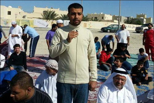 البحرينيون يؤدون الصلاة في المساجد المهدمة
