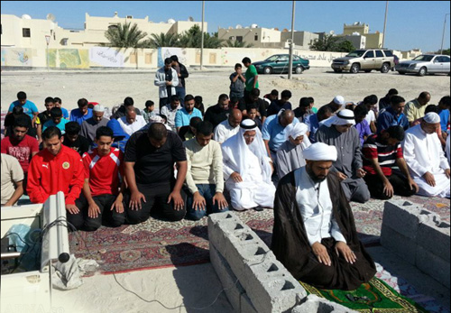 البحرينيون يؤدون الصلاة في المساجد المهدمة
