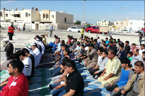 البحرينيون يؤدون الصلاة في المساجد المهدمة
