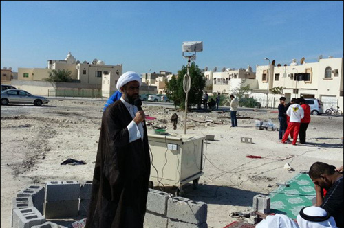 البحرينيون يؤدون الصلاة في المساجد المهدمة
