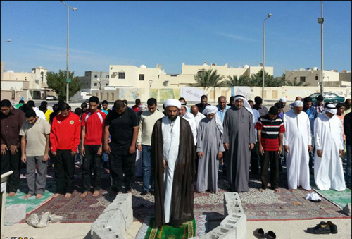 البحرينيون يؤدون الصلاة في المساجد المهدمة
