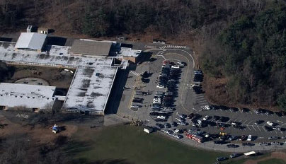 نيوتاون تواصل دفن ضحايا مجزرتها وسط مطالبات بتغيير السياسات المتبعة حيال حيازة الاسلحة في البلاد