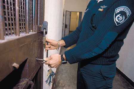 اعتقال ستة اشخاص فلسطينيين بتهمة طعن مستوطن في بئر السبع 