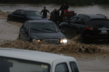 العاصفة تتسبّب بأضرار فادحة في مناطق صور