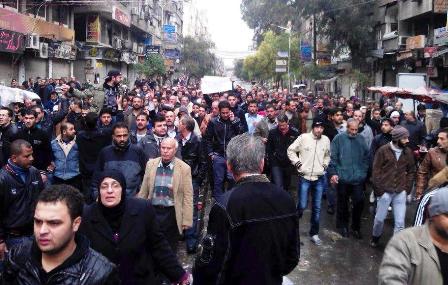 الجيش السوري لم يدخل "اليرموك" والأهالي يطالبون بخروج المسلحين من المخيم