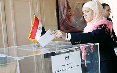 مسيرات وتجمعات تترجم أجواء الشارع المصري المشحونة قبل الاستفتاء 