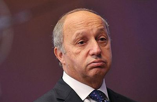 وزير خارجية فرنسا لوران فابيوس الأســد باقٍ بالثلاثة..