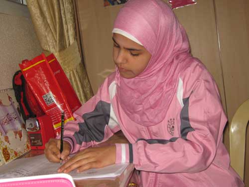 طفلةٌ من غزّة تتربعُ على عرشِ الأذكياء عالمياً