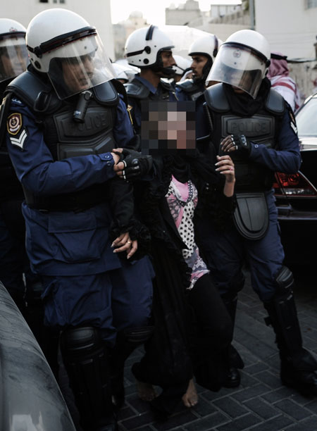 قوات الأمن البحرينية تعتدي على حرمات المتظاهرات


