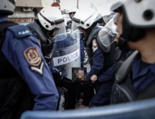 قوات الأمن البحرينية تعتدي على حرمات المتظاهرات


