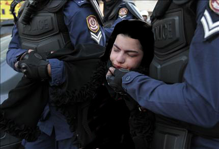 قوات الأمن البحرينية تعتدي على حرمات المتظاهرات


