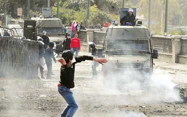 جماهير مدن القناة تواصل تحدي حظر التجول 