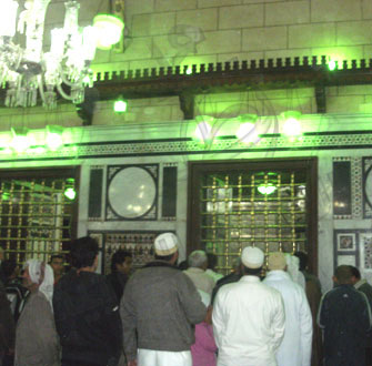 محبو أهل البيت "ع" يحيون أربعين الحسين "ع"