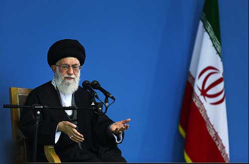 الامام الخامنئي: أعداء الثورة يستهدفون الانتخابات 