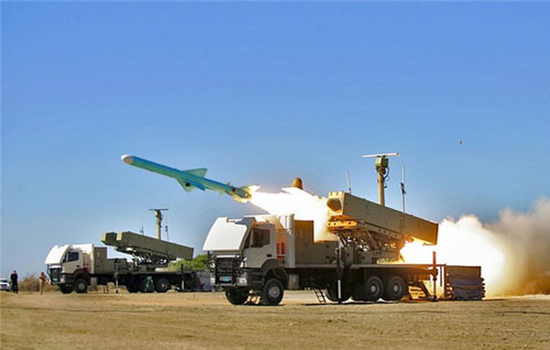 ايران تختبر صاروخي "قادر" و"نور" بنجاح 