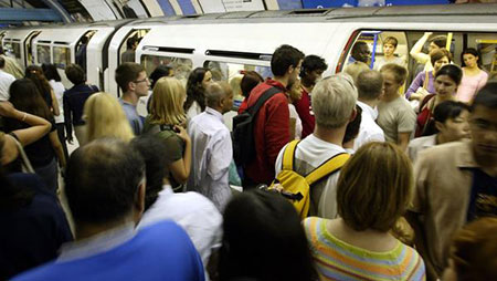 حريق يخلي محطة قطارات بوسط لندن