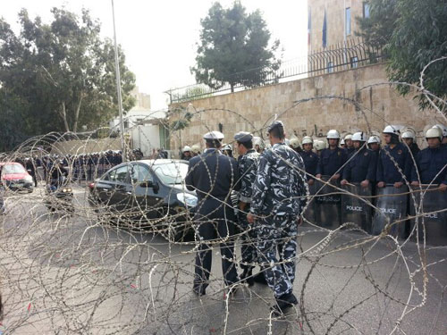 فرنسا أجّلت البت في قضية عبد الله إلى 28 شباط.. ورفاقه في لبنان مستمرون في الاعتصام