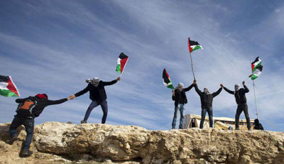 نشطاء "باب الشمس" يتعهدون بإعادة بناء قريتهم