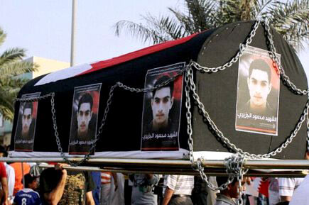 جماهير مسيرة "الجمعيات" تشيّع الشهيد الجزيري رمزياً... وتهتف: "يسقط حمد"