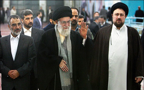 الامام الخامنئي يجدد العهد والميثاق مع الامام الخميني(قده)