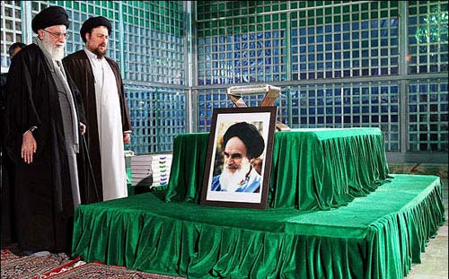 الامام الخامنئي يجدد العهد والميثاق مع الامام الخميني(قده)