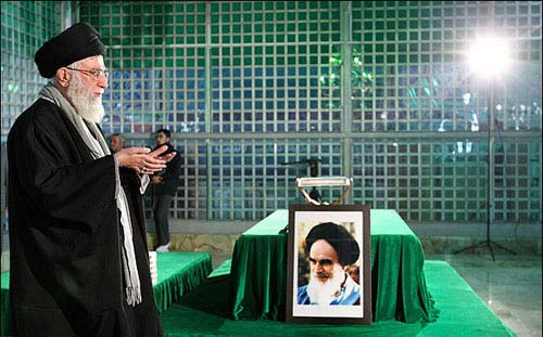 الامام الخامنئي يجدد العهد والميثاق مع الامام الخميني(قده)