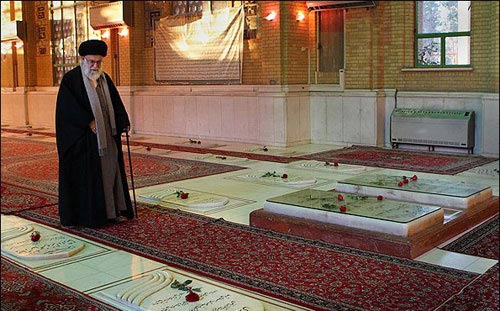 الامام الخامنئي يجدد العهد والميثاق مع الامام الخميني(قده)