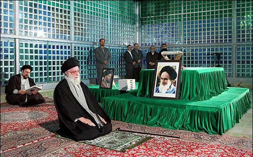 الامام الخامنئي يجدد العهد والميثاق مع الامام الخميني(قده)