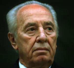 مصادر مقربة من بيريز: "نتنياهو يحاول بعد الضربة التي تلقّاها حزبه تثبيت حقيقة كونه المرشّح الوحيد لتشكيل حكومة"
