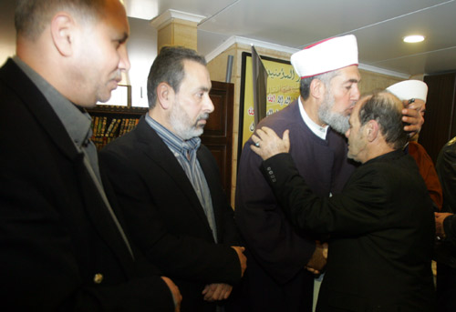 وفد من حركة أنصار الله زار ضريح الشهيد القائد مغنية في روضة الشهيدين