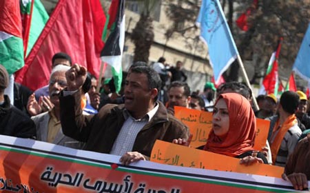 "حماس" تتهم السلطة بالتآمر على انتفاضة الضفة