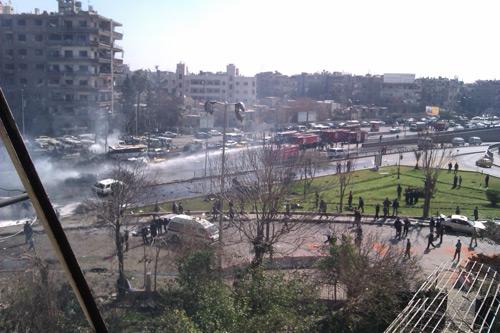 مئات الضحايا والجرحى في انفجار سيارة مفخخة بدمشق