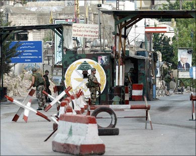 حزب الله يقدّم 400 حصة تموينية للنازحين الجدد في مخيّم عين الحلوة