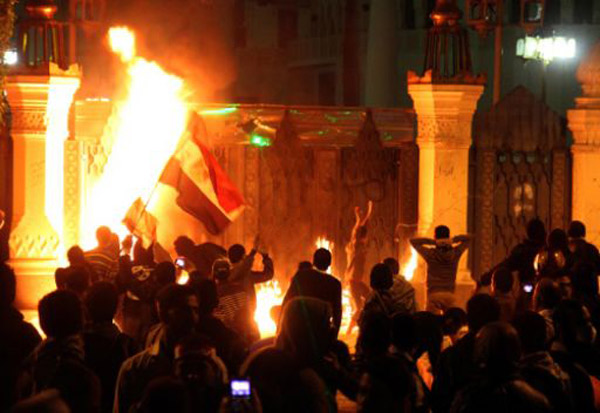 متظاهرون يحاولون اقتحام قصر الإتحادية في مصر