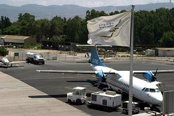 الجيش الاسرائيلي يطلب إخلاء مطار حيفا من الطائرات لأسباب أمنية