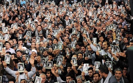 الإمام الخامنئي: نؤمن بوجود عالم خال من السلاح النووي
