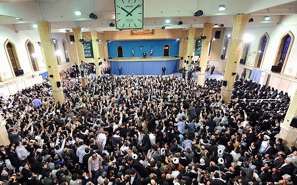 الإمام الخامنئي: نؤمن بوجود عالم خال من السلاح النووي
