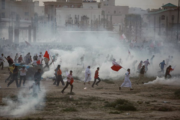 إستشهاد امرأة بحرينية والأمن يواصل قمع المتظاهرين