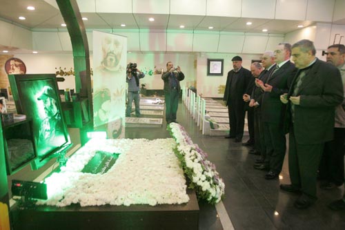 ضريح القائد الشهيد عماد مغنية يغصّ بالزوار