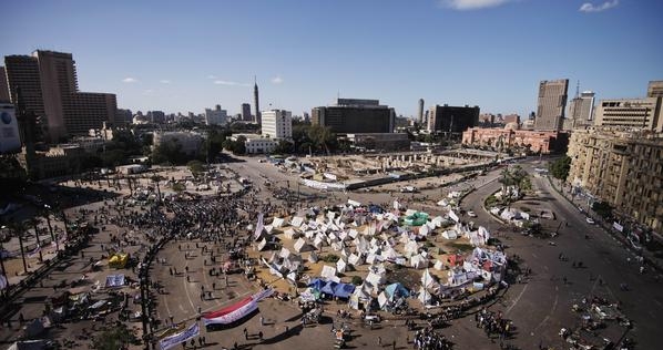 أنصار المعارضة يتوافدون إلى الساحات العامة في المدن المصرية